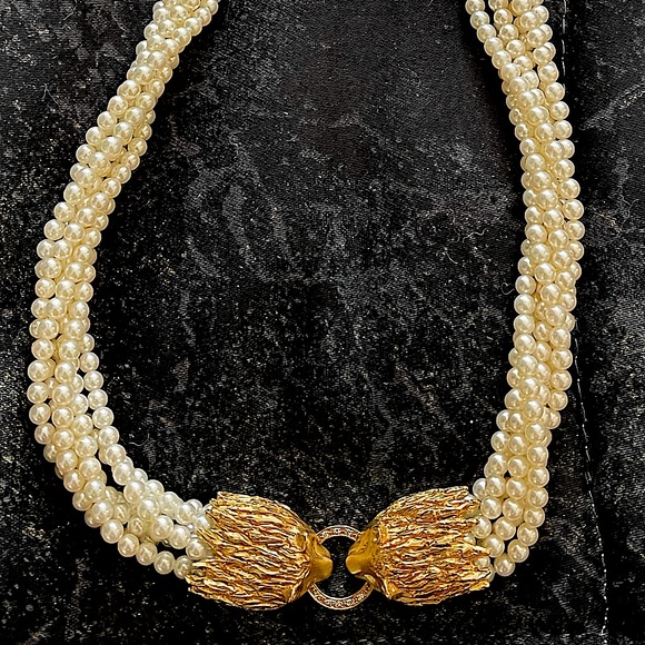 Genuine Pearl necklace with 18k lion heads clasp. Gorgeous! - Picture 4 of 17